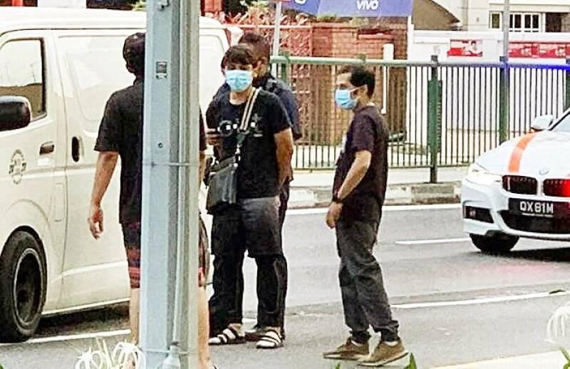 违载乘客 使用手机 货车交警追逐撞罗厘