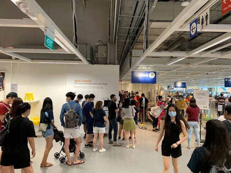 實拍！新加坡宜家餐廳排隊幾十米，人擠人，他們都爲這個而來