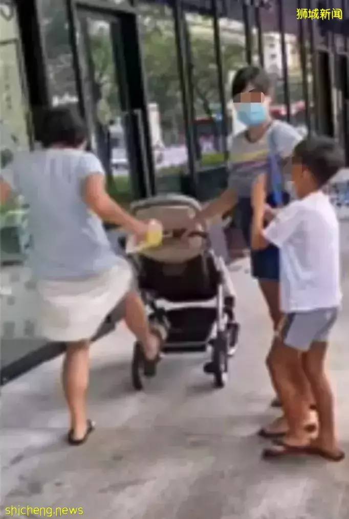 曝光!新加坡这个诊所员工猛踹婴儿车,飞出2米!网友竟力挺