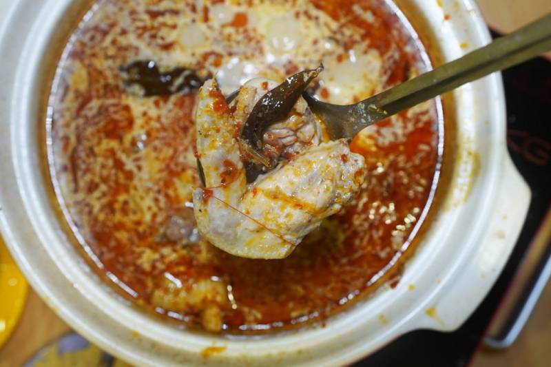 食閣裏的平民美食“奇香雞煲”正宗好味道！招牌雞煲特色湯頭、秘制調料👍 一鍋兩吃超下飯