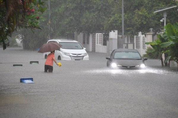 狮城昨午多区水灾 出现巨型积雨云 树倒车抛锚