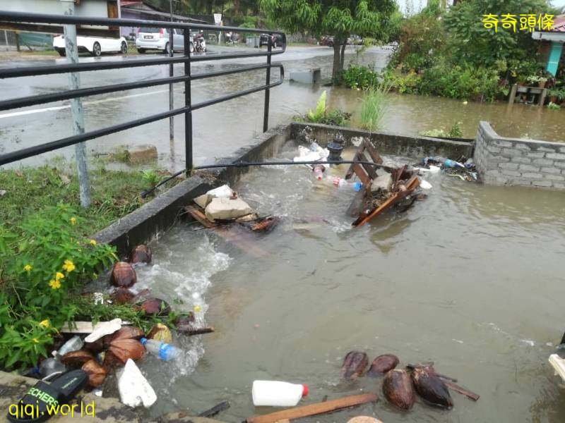逾10年来最严重闪电水患‧麻坡土油栈40间房屋居民睡梦中惊醒过来 !