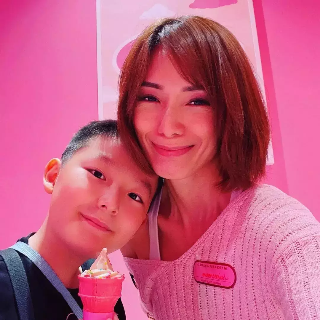 驚！新加坡女星鄭秀珍跟10歲兒子聊“性”，尺度真大