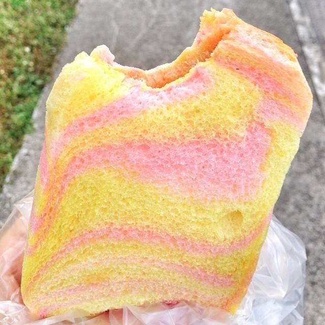 传统美食热烘烘!挂着彩虹的厚吐司🌈 新加坡老字号面包坊🍞经典美味,飘香千里