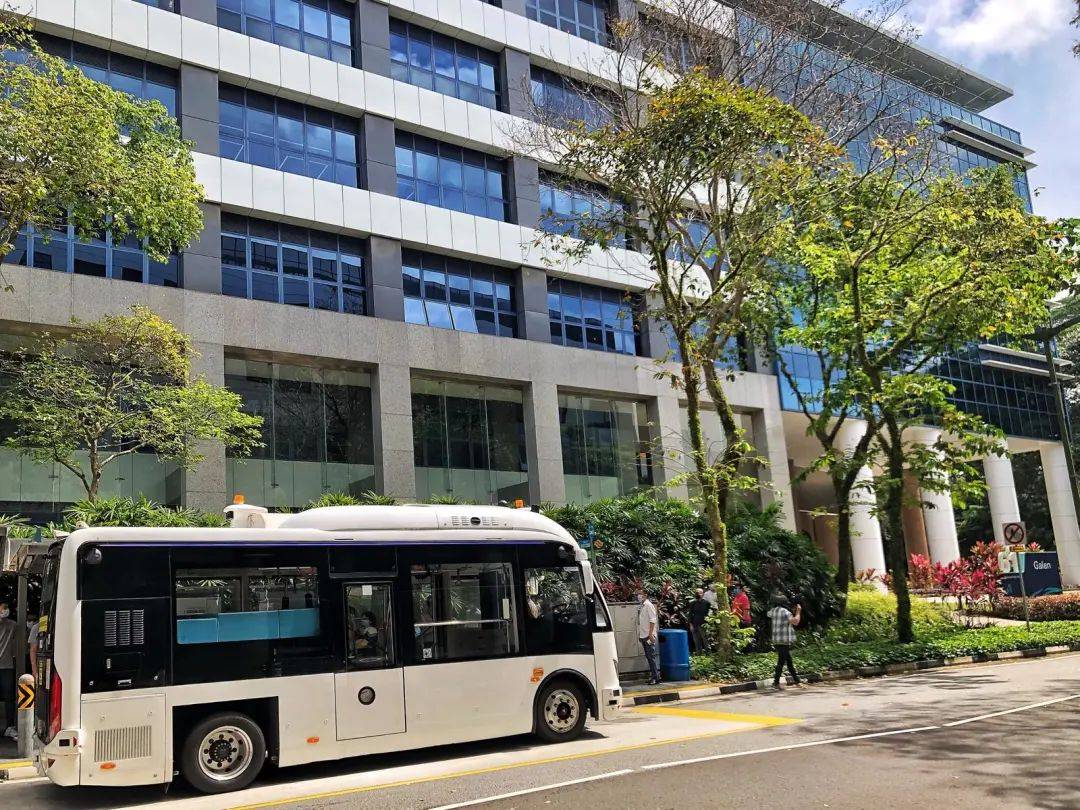 厉害了!新加坡试行首个无人驾驶收费巴士服务!通过手机APP就可以预约搭乘