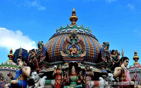 壁画颜色鲜丽，神像栩栩如生，新加坡牛车水，闹市中大隐印度神庙