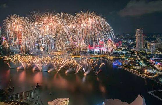 昨日新加坡欢度国庆，新加坡小朋友们却以这样的方式悄悄送上了祝福