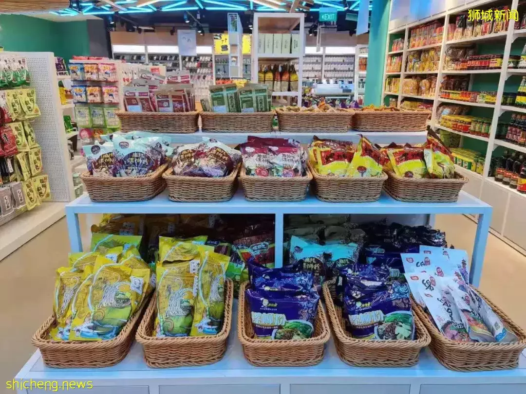 新加坡鸡肉鱼肉价格飙涨!他们排起长长长队,只为吃上这一口饭