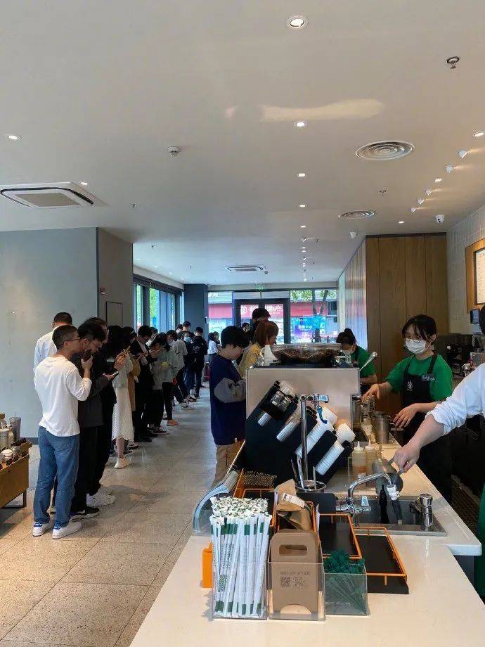 星巴克自帶杯咖啡免費，隊伍排瘋了！新加坡網友：咋不帶痰盂呢