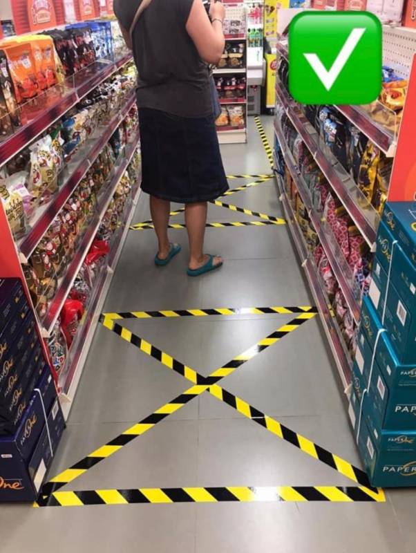 新加坡“一米人际距离”花样姿势