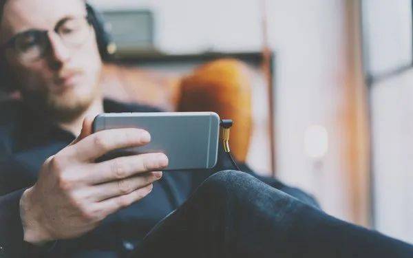 这对男女网上骗女生发裸照、视频后,勒索了20万新币!已被抓