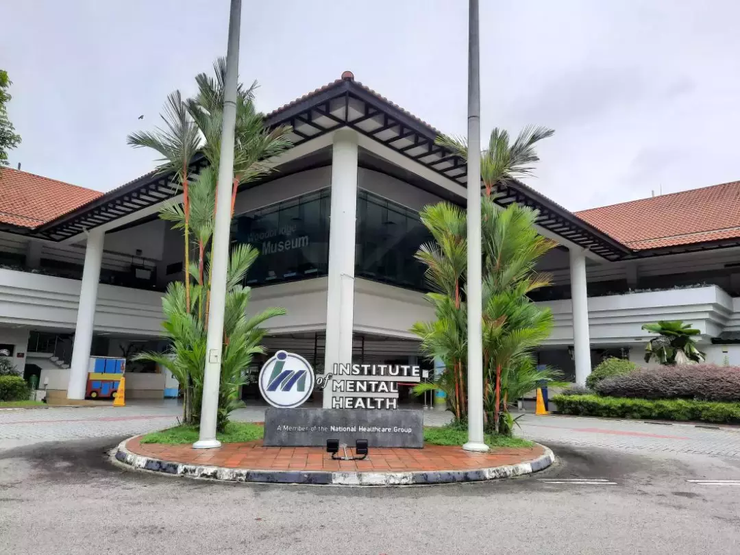 “我在大巴窑看到了有人闹跳楼,警察和民防部队出动,铺安全气囊!”