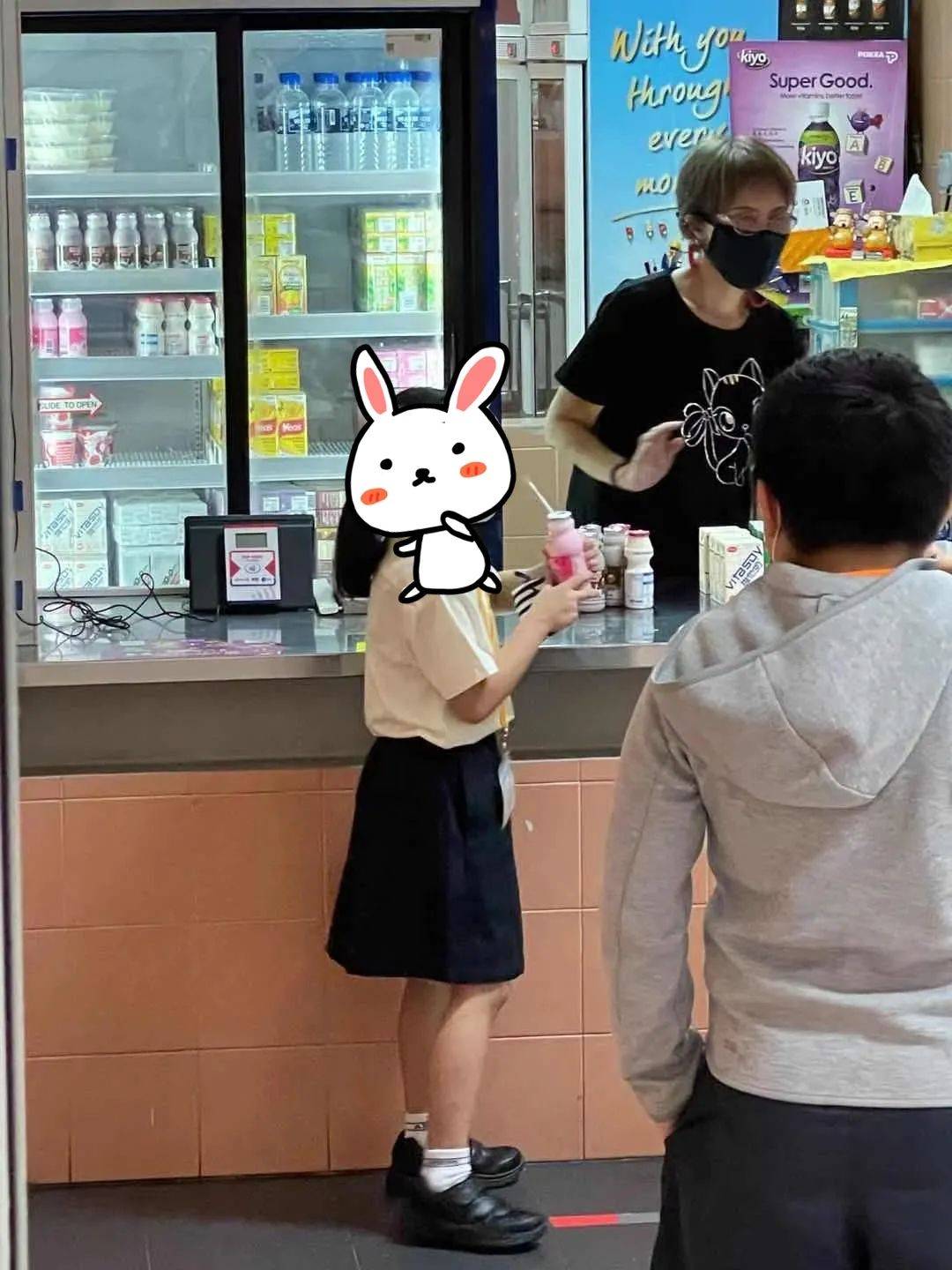 实拍!新加坡小学开学首日,疫情之下家长紧张疯了