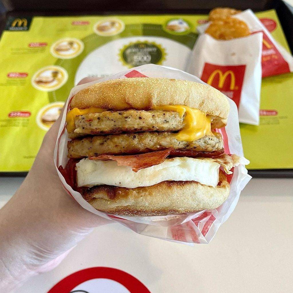 快餐限定新品上市🤤巧克力牛肉堡+椰糖冰淇淋+榴梿麻薯，限时售卖，赶快开吃🍔 