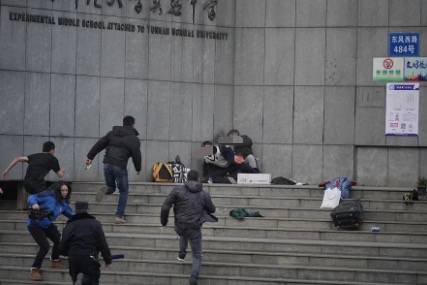 警察下跪震驚全網,實拍昆明人質劫持案有多驚心動魄!新加坡的警察也曾這樣做