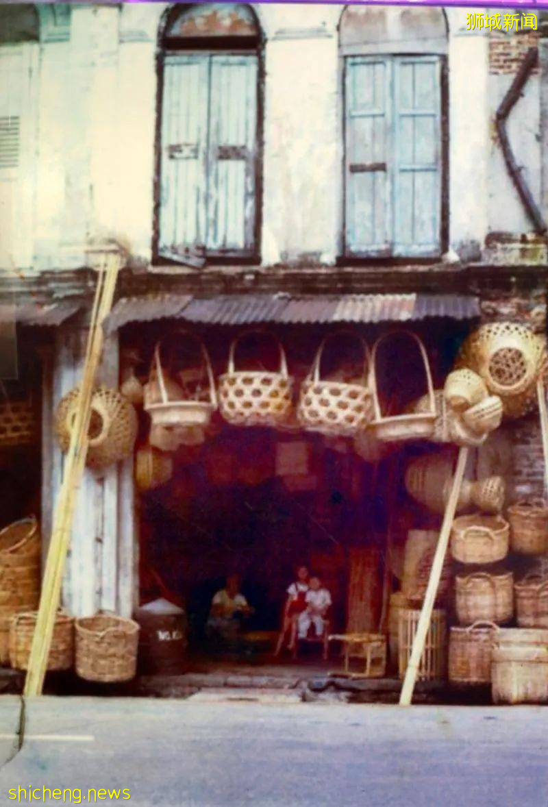 一邊給幼童坐,一邊給大人坐,見識下古早母子椅!承載幾代新加坡人回憶的竹藤手藝至今可好