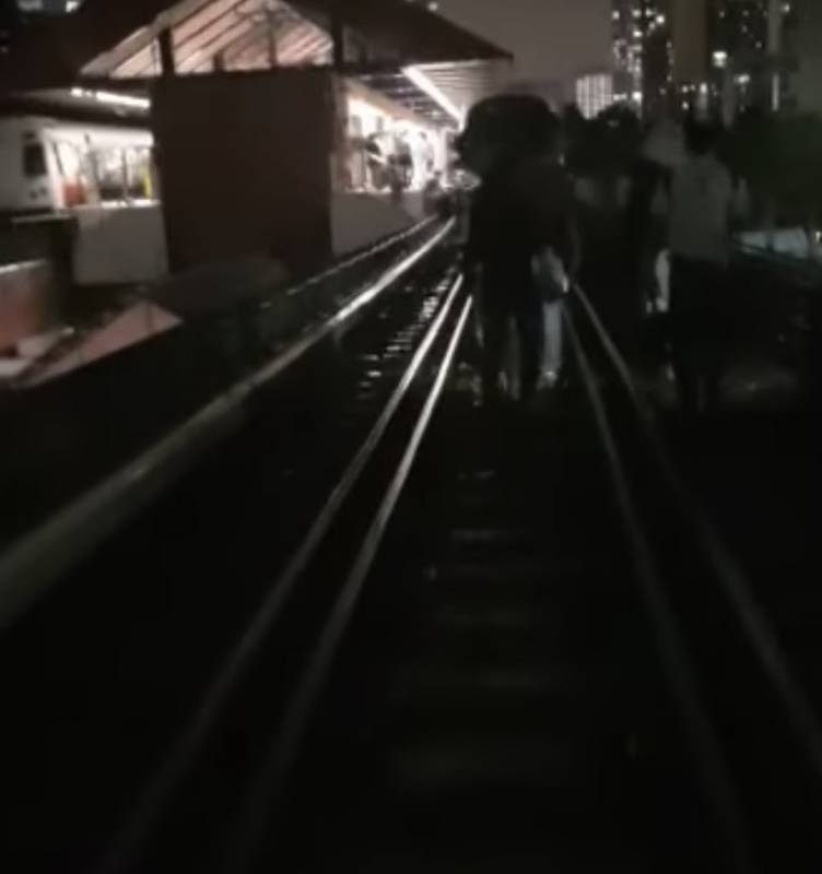 實拍！新加坡地鐵線大崩潰！人擠人，黑暗中被鎖車廂三小時