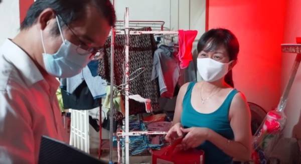 鄒裕豪 陳泓賓 化身“送貨員” 送驚喜給遊子家人