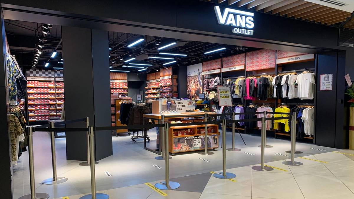 Vans 在IMM開設首家店，鞋子促銷”半價”折扣