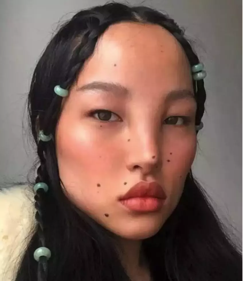 因为眯眯眼,她拍的这些照片被指辱华!外国女生做了这个姿势后,新加坡人也怒了