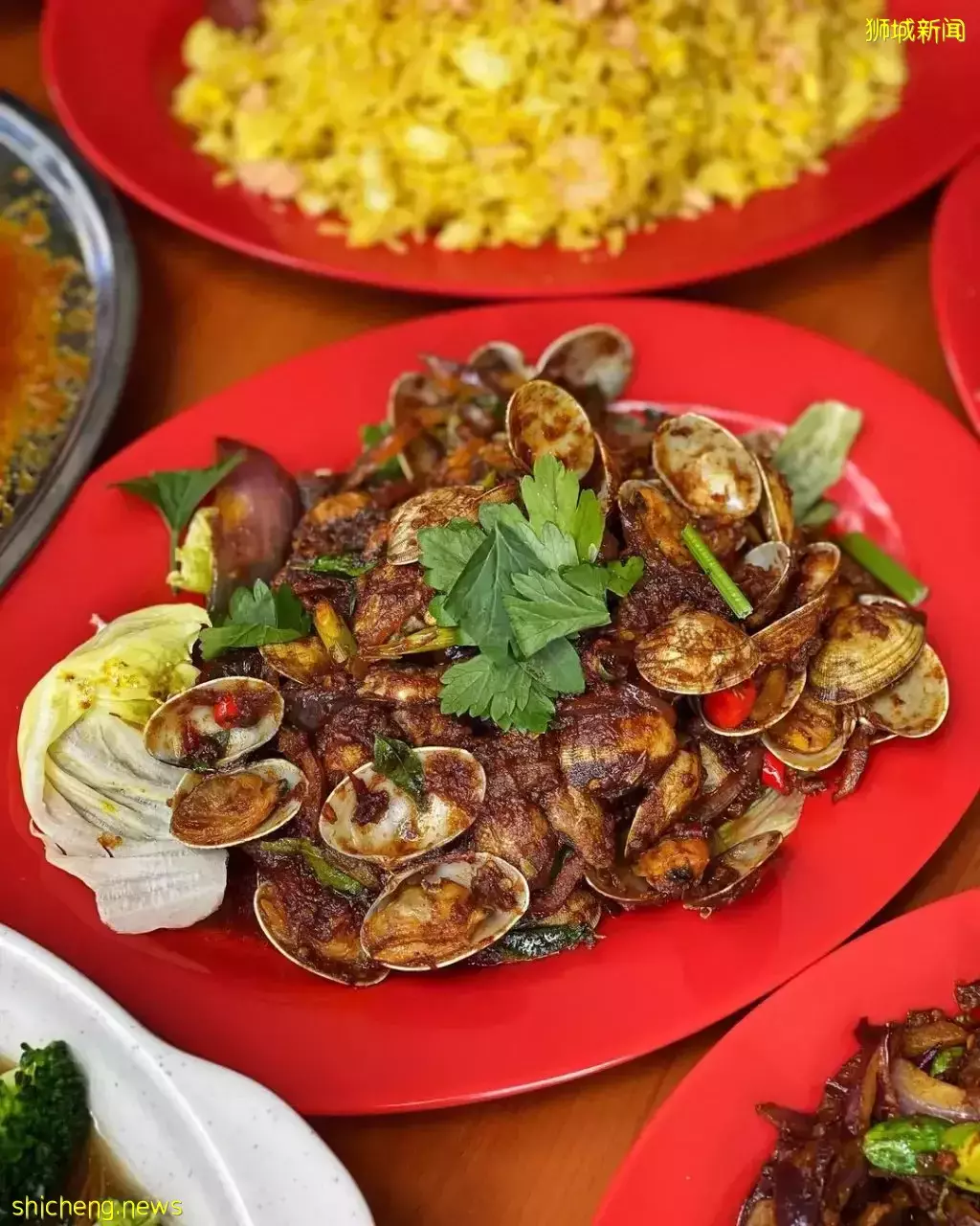 咖啡店里的煮炒小档🤤 现点现炒、锅气十足!Q弹滑顺的月光河粉一大盘才S$5🔥