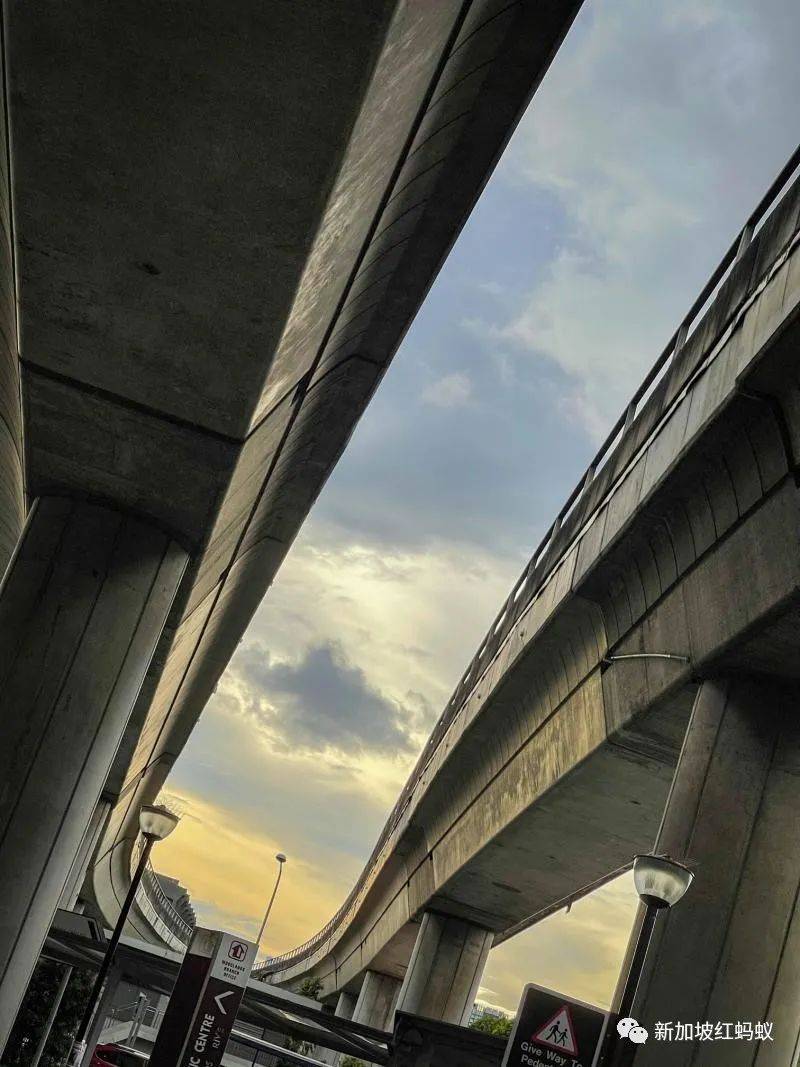 放年假的李顯龍總理不能出國,跑去新加坡這些地方打卡