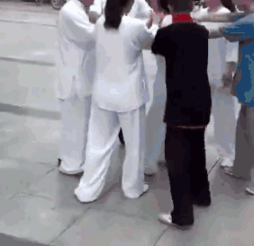 视频|新加坡也现“格斗狂人”，扬言0.1秒KO徐晓东！出名能换个套路不能？