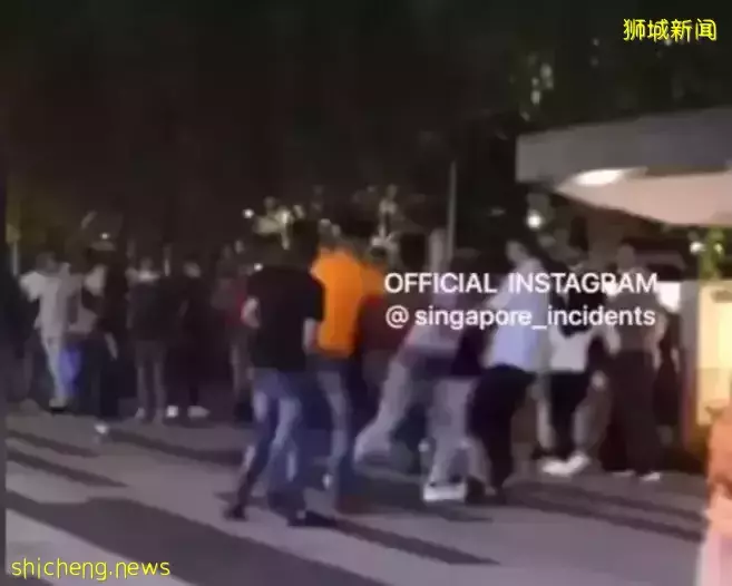 新加坡在发生街头斗殴，网友：解封后，放出了疯子