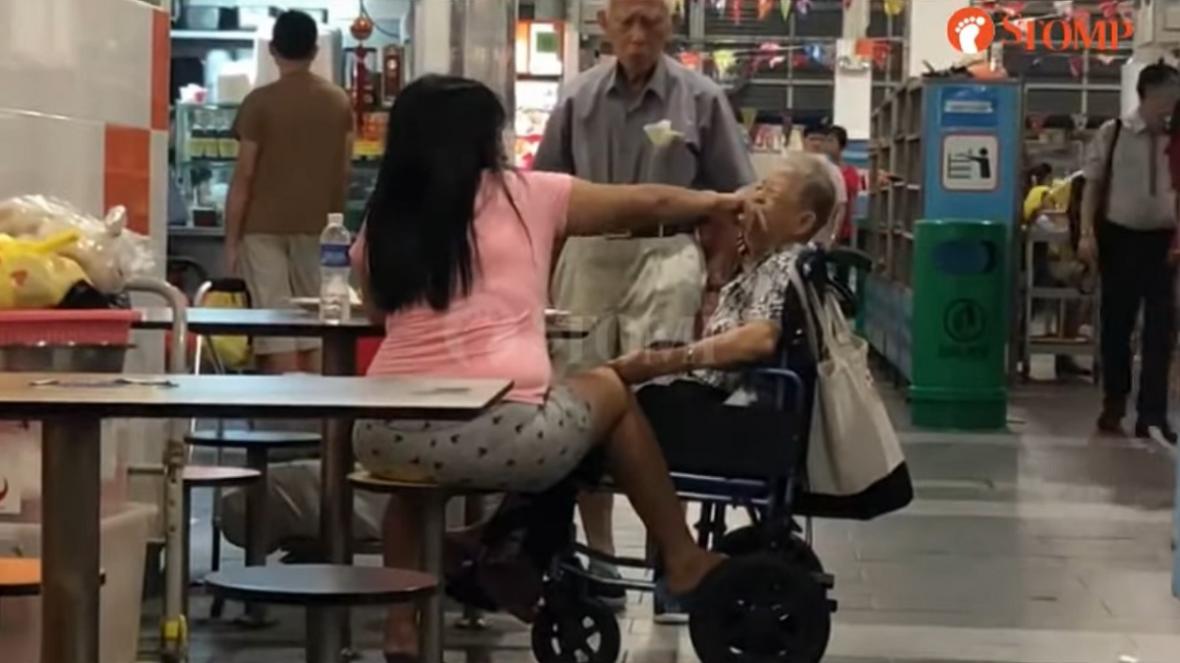 失智阿嫲只认得坏女佣 女佣却不把她当人对待