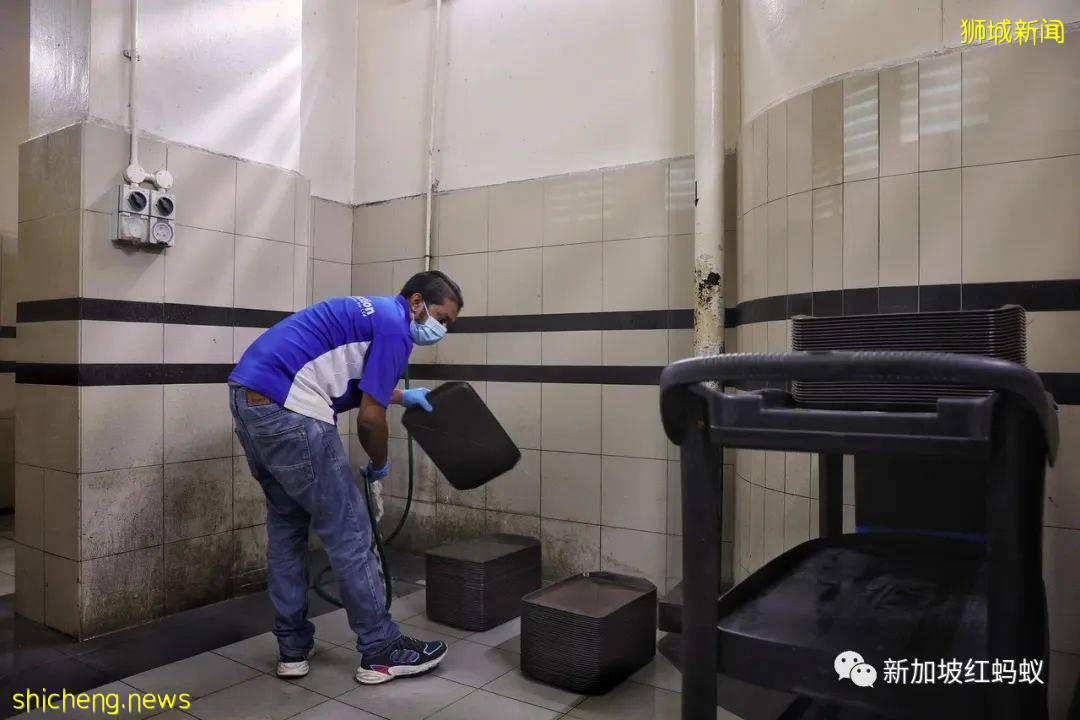 新加坡規定食客自行歸還托盤後,爲何小販與清潔承包商爭執不休