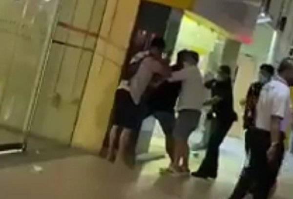 Ah Boy Ah Girl双混打 警察来了继续揍