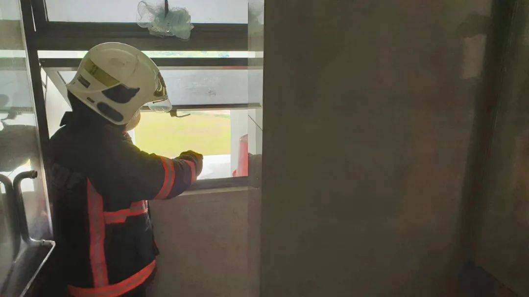 新加坡榜鵝公寓燃起熊熊烈火！窗戶融化，一片焦黑