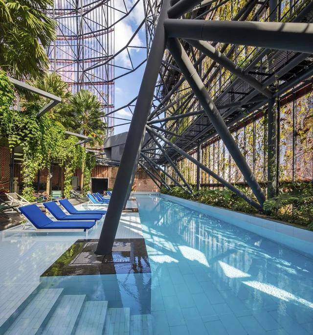 新加坡人对绿色有多着迷?公交车顶种草,大楼里植树,实在绝了