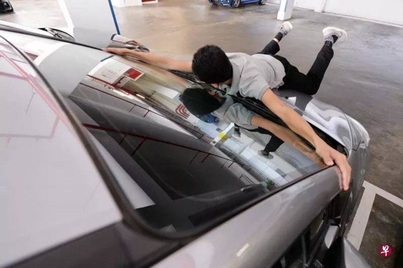 掌掴女佣踢咬老父兄拦车她猛踩油门 女董事判监12周 罚款和吊照