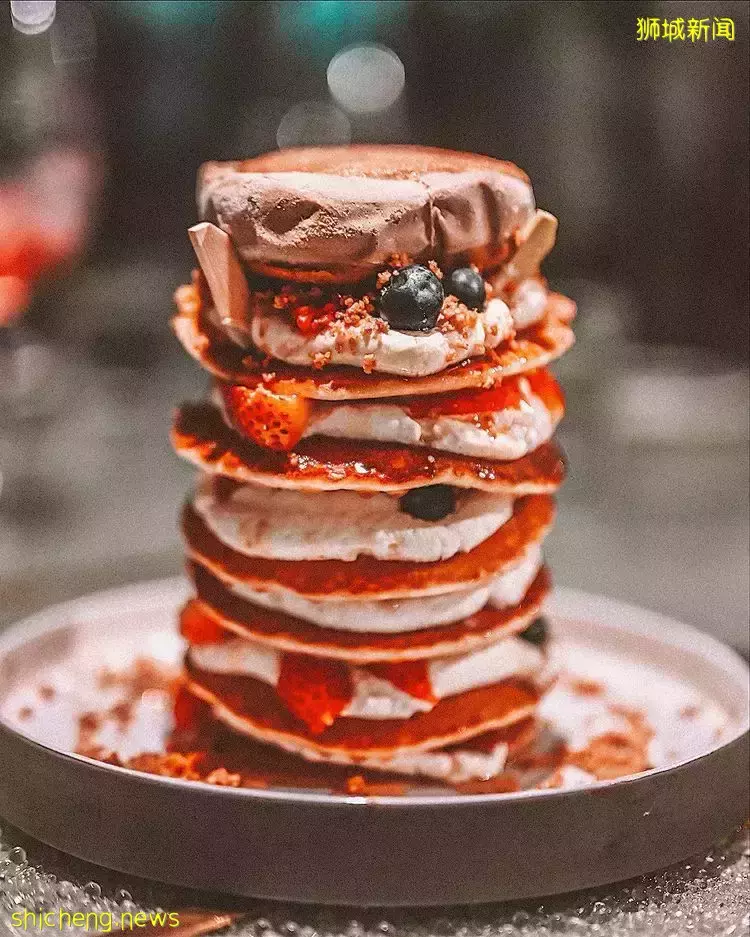 🥞层层叠起的松饼塔,让你开启Brunch美食派对!每个星期日限时推出,来So Singapore享受大餐咯