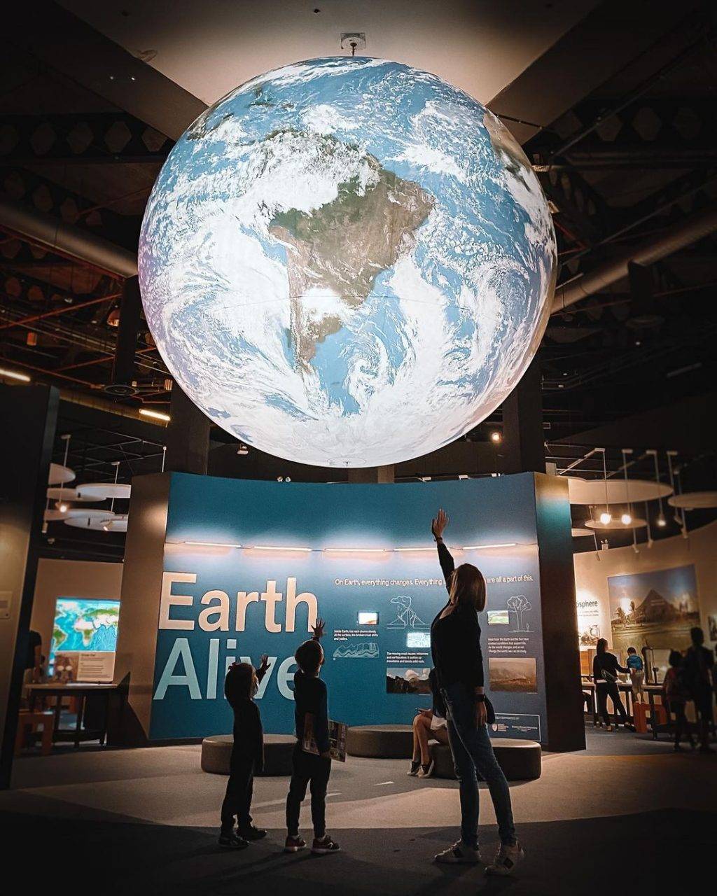增广见闻去👣科学馆Earth Live地球展览🌍悬空漂浮地球、AR沙箱投影，展出亮点逐个看✨ 