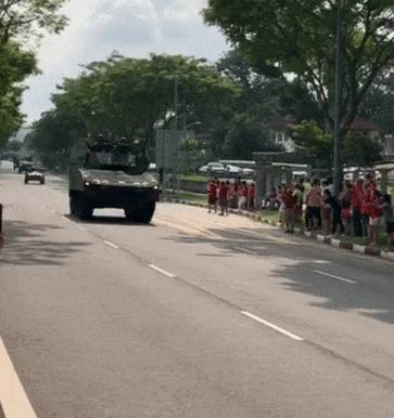 坦克、战斗机、伞兵出动！55年了，新加坡终于让全世界感动哭泣