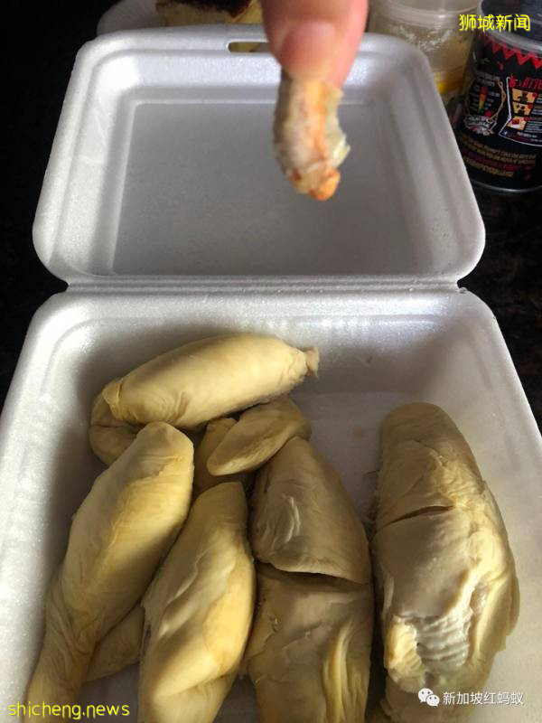 不能親手驗貨很吃虧? 獅城小販將榴梿美照放上網讓買家“相親”