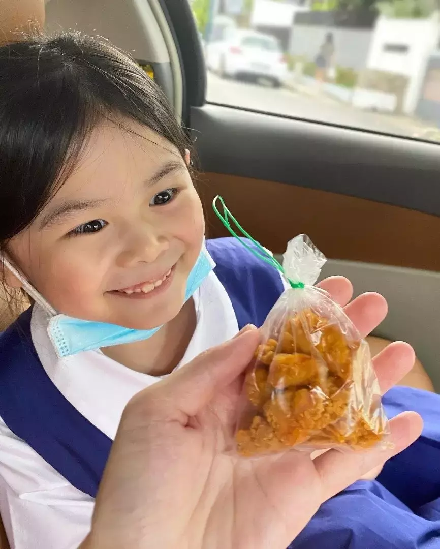 存零花钱请父母品尝鸡米花 贴心女童感动网民