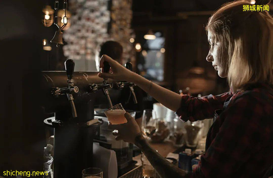 太瘋狂了!新加坡一男子迷戀中國酒吧女,求愛不得跳樓又放火