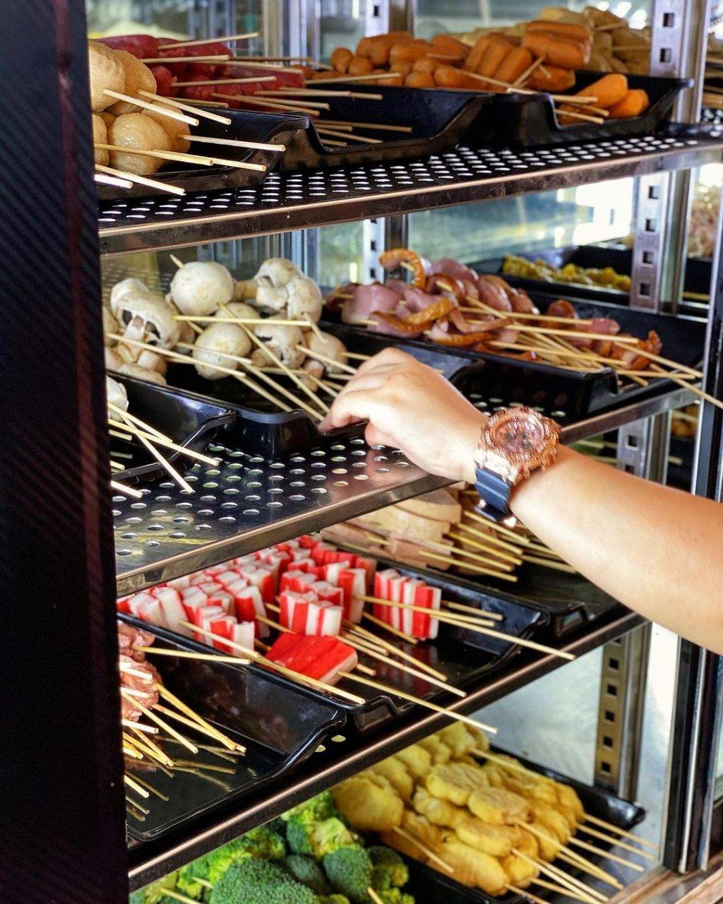 來吃大馬風味碌碌咯🍢DLLM LOK LOK每支$1💰飄香炸串+秘制醬汁，營業至淩晨4點，半夜覓食去🌙