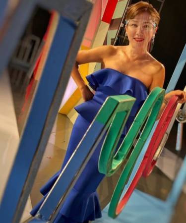 露左肩右肩還是雙肩? 鍾琴主持服裝遭批評不得體