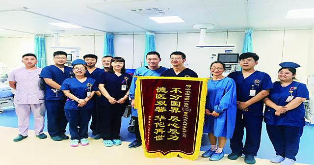 新加坡七旬老人在哈突发疾病 医生精心救治一个多月输血万余毫升