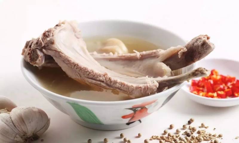 玩轉獅城風味!享譽世界的新加坡肉骨茶,究竟有多美味