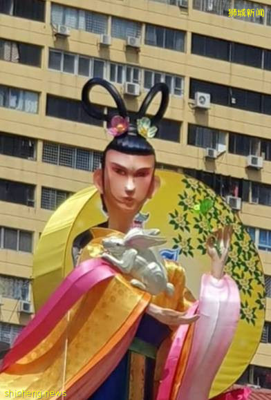 昨晚,新加坡牛车水中秋亮灯!“嫦娥好看得像整过容……”