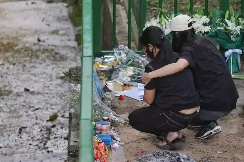 实拍!新加坡11岁遇害双胞胎火化,仅姐姐现身送最后一程