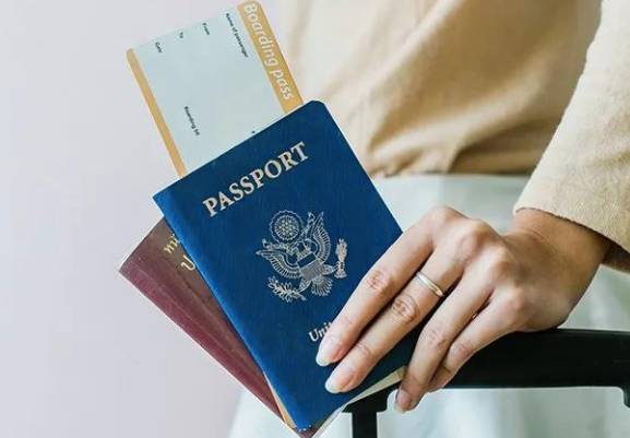 首批遊客從新西蘭和文萊抵達新加坡！這個大學多處有確診者到訪