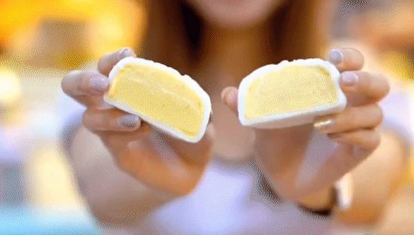 一口爆漿，軟糯流心！新加坡這款榴梿冰皮月餅去年賣到脫銷