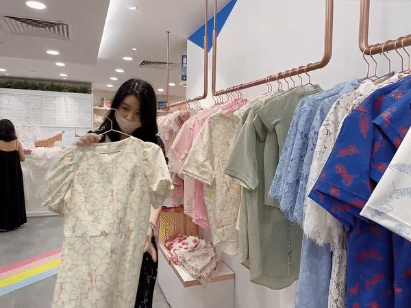 我们挖到了新加坡宝藏童装品牌,新年亲子装穿出了明星的感觉