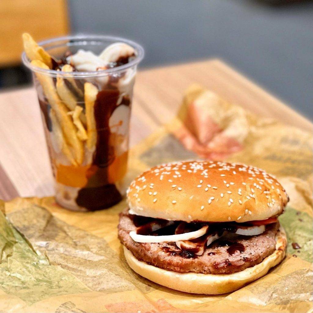 快餐限定新品上市🤤巧克力牛肉堡+椰糖冰淇淋+榴梿麻薯，限时售卖，赶快开吃🍔 